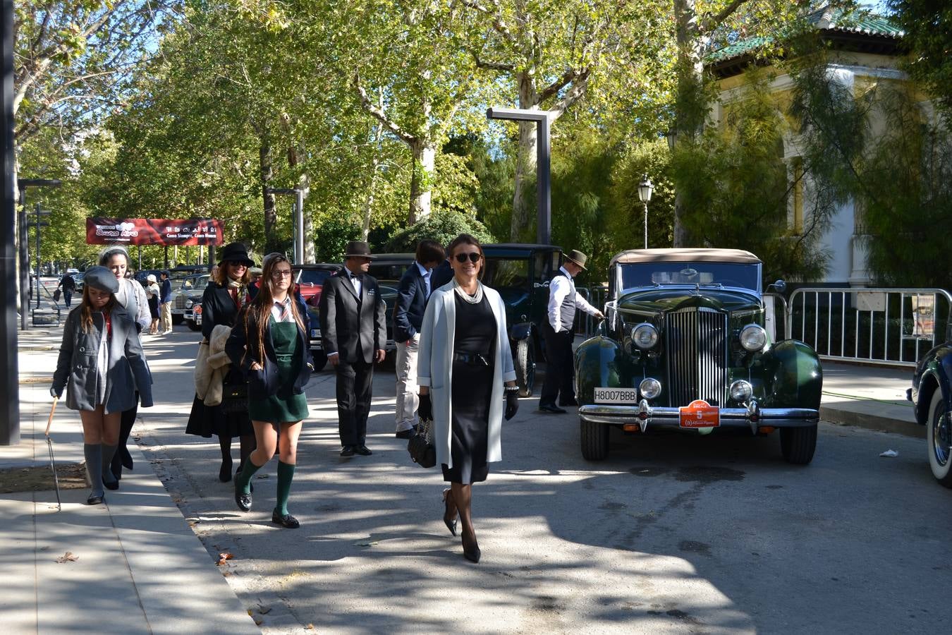 Casi cuarenta coches, entre antiguos y clásicos, han participado en la XIII Reale que ha tenido como principal novedad el incremento de gente vestida de época y las dos rutas urbanas, una con subida a la Abadía del Sacromonte y otra por Gran Vía, Constitución y Camino Ronda.