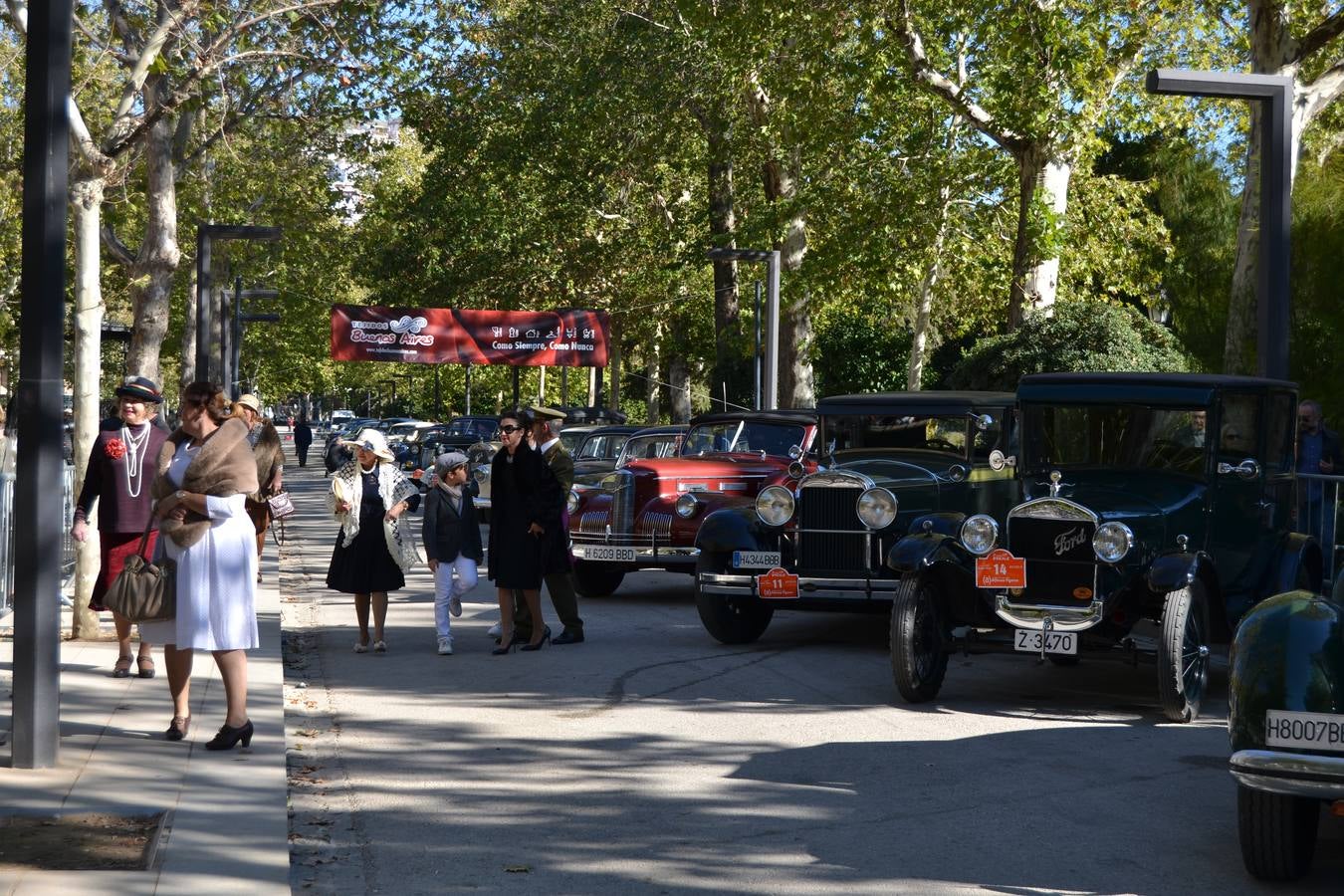 Casi cuarenta coches, entre antiguos y clásicos, han participado en la XIII Reale que ha tenido como principal novedad el incremento de gente vestida de época y las dos rutas urbanas, una con subida a la Abadía del Sacromonte y otra por Gran Vía, Constitución y Camino Ronda.