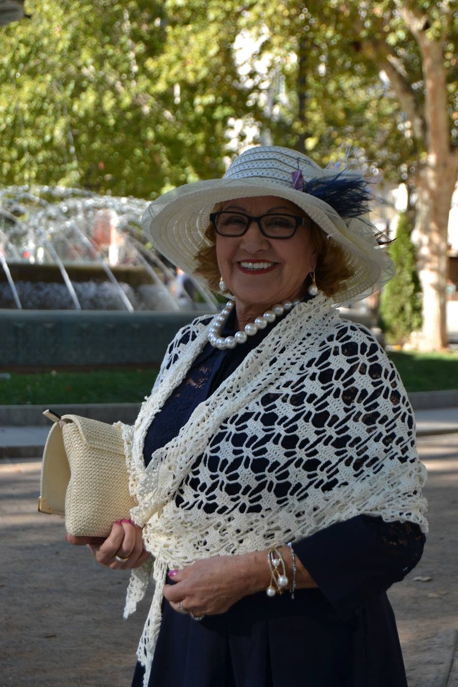 Casi cuarenta coches, entre antiguos y clásicos, han participado en la XIII Reale que ha tenido como principal novedad el incremento de gente vestida de época y las dos rutas urbanas, una con subida a la Abadía del Sacromonte y otra por Gran Vía, Constitución y Camino Ronda.