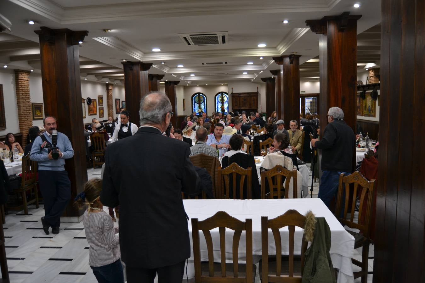 Casi cuarenta coches, entre antiguos y clásicos, han participado en la XIII Reale que ha tenido como principal novedad el incremento de gente vestida de época y las dos rutas urbanas, una con subida a la Abadía del Sacromonte y otra por Gran Vía, Constitución y Camino Ronda.