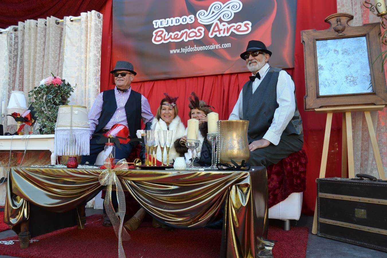 Casi cuarenta coches, entre antiguos y clásicos, han participado en la XIII Reale que ha tenido como principal novedad el incremento de gente vestida de época y las dos rutas urbanas, una con subida a la Abadía del Sacromonte y otra por Gran Vía, Constitución y Camino Ronda.