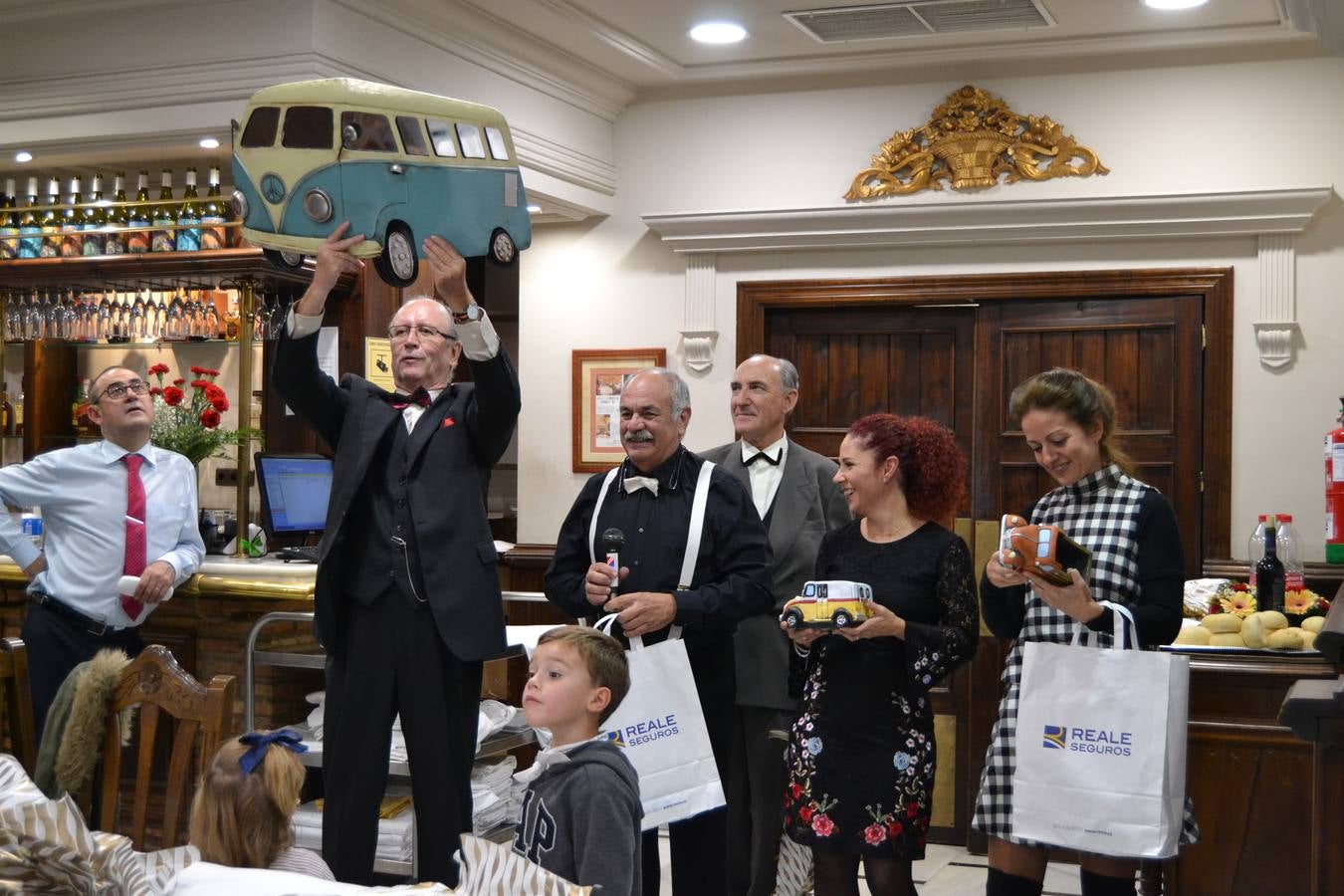 Casi cuarenta coches, entre antiguos y clásicos, han participado en la XIII Reale que ha tenido como principal novedad el incremento de gente vestida de época y las dos rutas urbanas, una con subida a la Abadía del Sacromonte y otra por Gran Vía, Constitución y Camino Ronda.