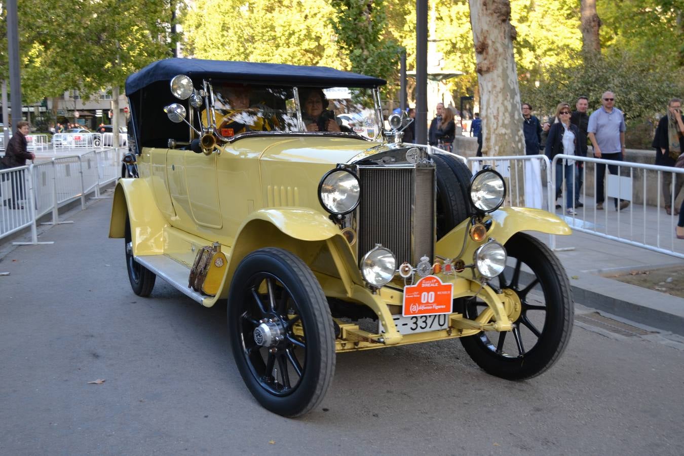 Casi cuarenta coches, entre antiguos y clásicos, han participado en la XIII Reale que ha tenido como principal novedad el incremento de gente vestida de época y las dos rutas urbanas, una con subida a la Abadía del Sacromonte y otra por Gran Vía, Constitución y Camino Ronda.