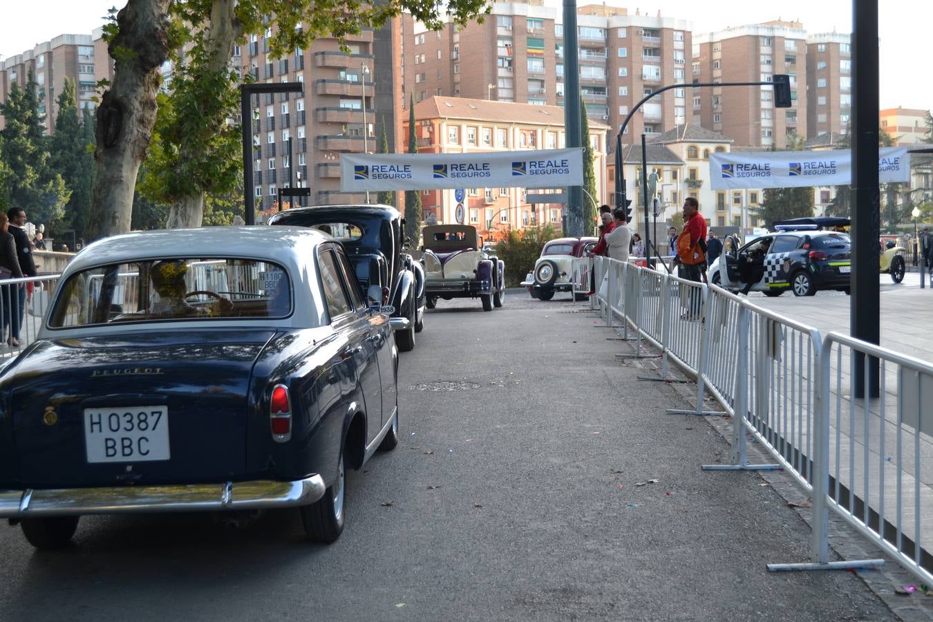 Casi cuarenta coches, entre antiguos y clásicos, han participado en la XIII Reale que ha tenido como principal novedad el incremento de gente vestida de época y las dos rutas urbanas, una con subida a la Abadía del Sacromonte y otra por Gran Vía, Constitución y Camino Ronda.