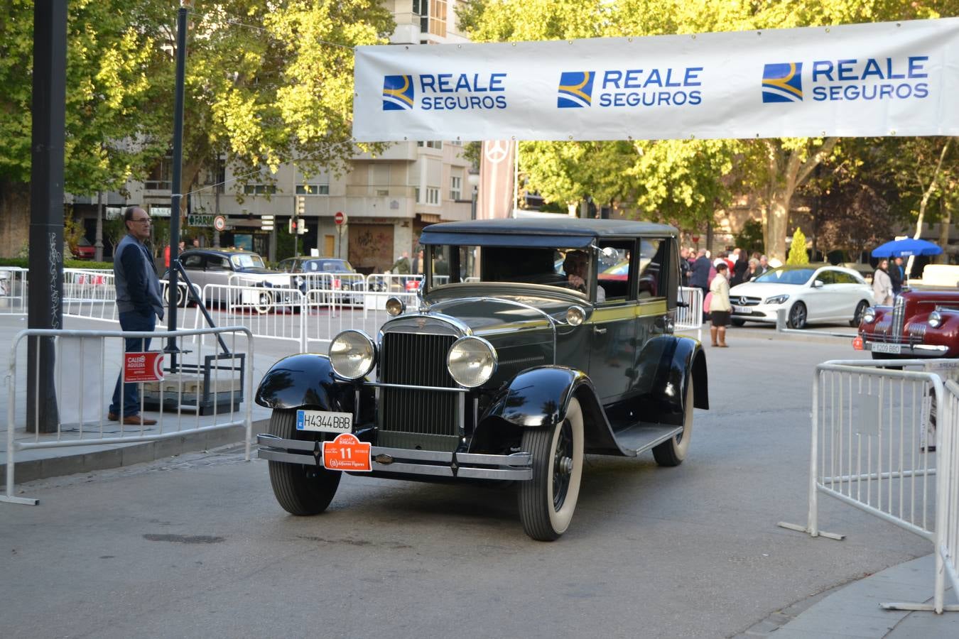 Casi cuarenta coches, entre antiguos y clásicos, han participado en la XIII Reale que ha tenido como principal novedad el incremento de gente vestida de época y las dos rutas urbanas, una con subida a la Abadía del Sacromonte y otra por Gran Vía, Constitución y Camino Ronda.