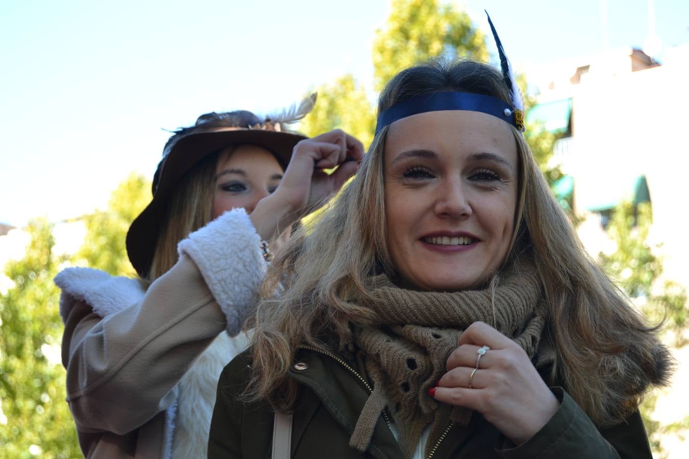 Casi cuarenta coches, entre antiguos y clásicos, han participado en la XIII Reale que ha tenido como principal novedad el incremento de gente vestida de época y las dos rutas urbanas, una con subida a la Abadía del Sacromonte y otra por Gran Vía, Constitución y Camino Ronda.