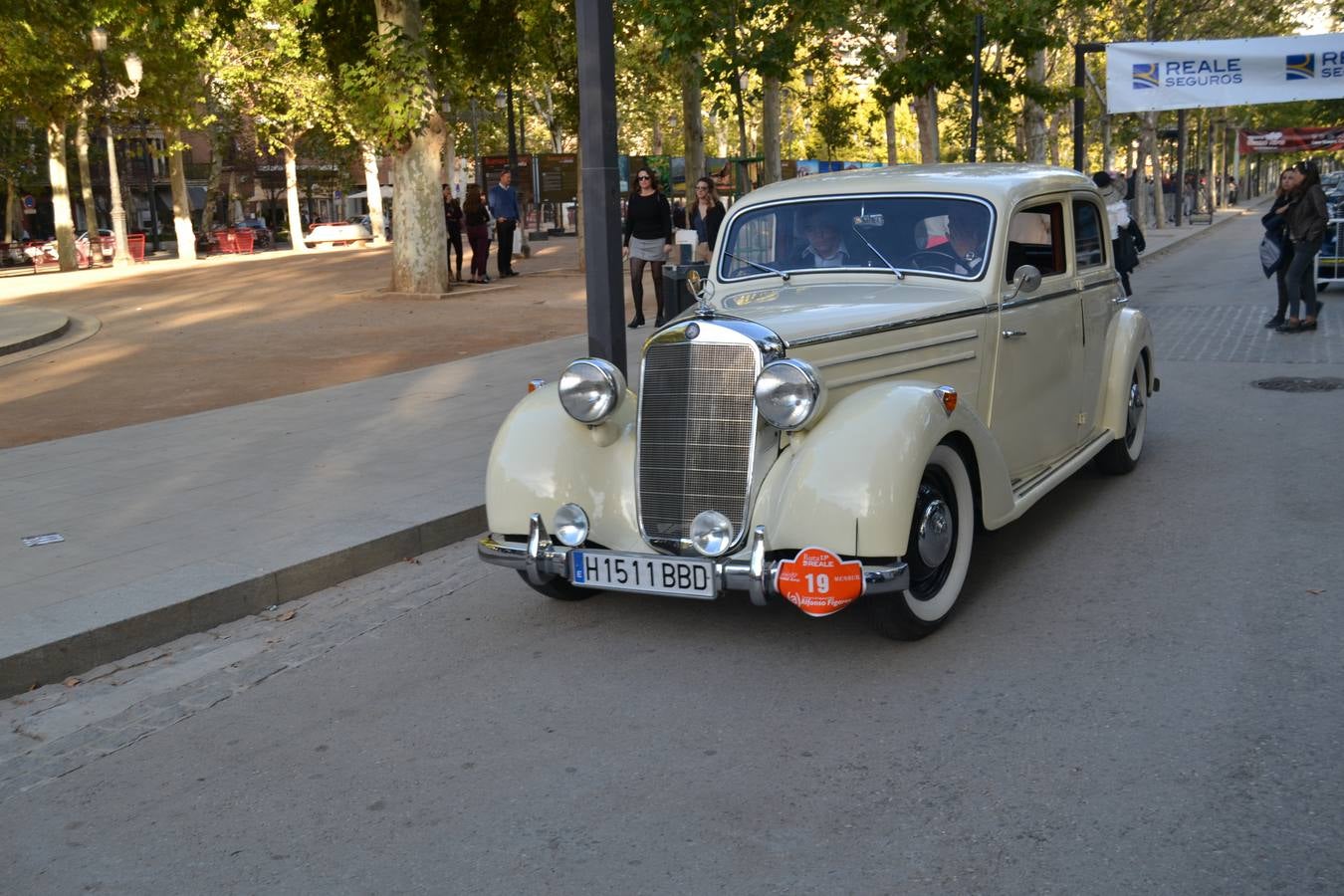 Casi cuarenta coches, entre antiguos y clásicos, han participado en la XIII Reale que ha tenido como principal novedad el incremento de gente vestida de época y las dos rutas urbanas, una con subida a la Abadía del Sacromonte y otra por Gran Vía, Constitución y Camino Ronda.