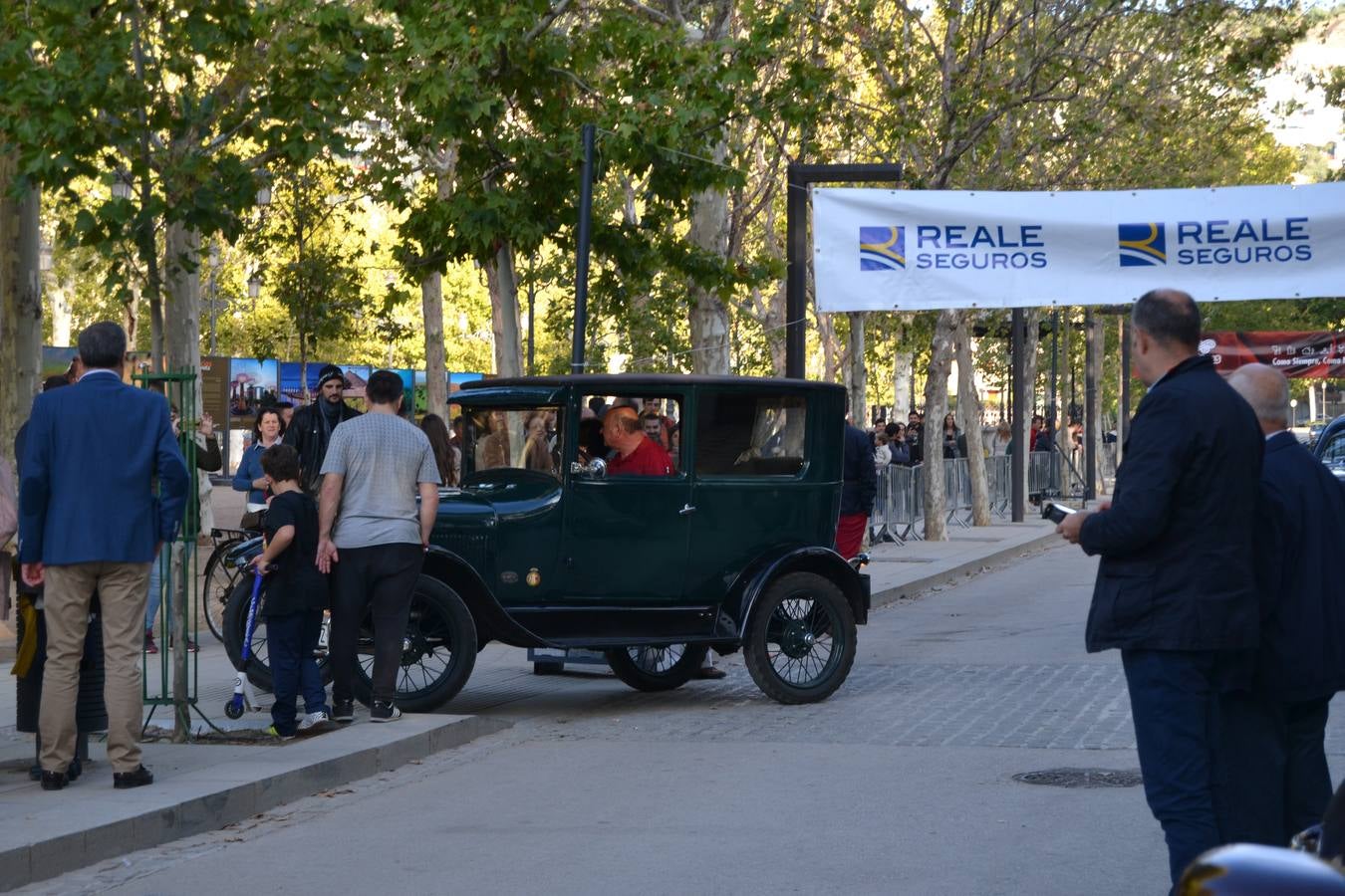 Casi cuarenta coches, entre antiguos y clásicos, han participado en la XIII Reale que ha tenido como principal novedad el incremento de gente vestida de época y las dos rutas urbanas, una con subida a la Abadía del Sacromonte y otra por Gran Vía, Constitución y Camino Ronda.