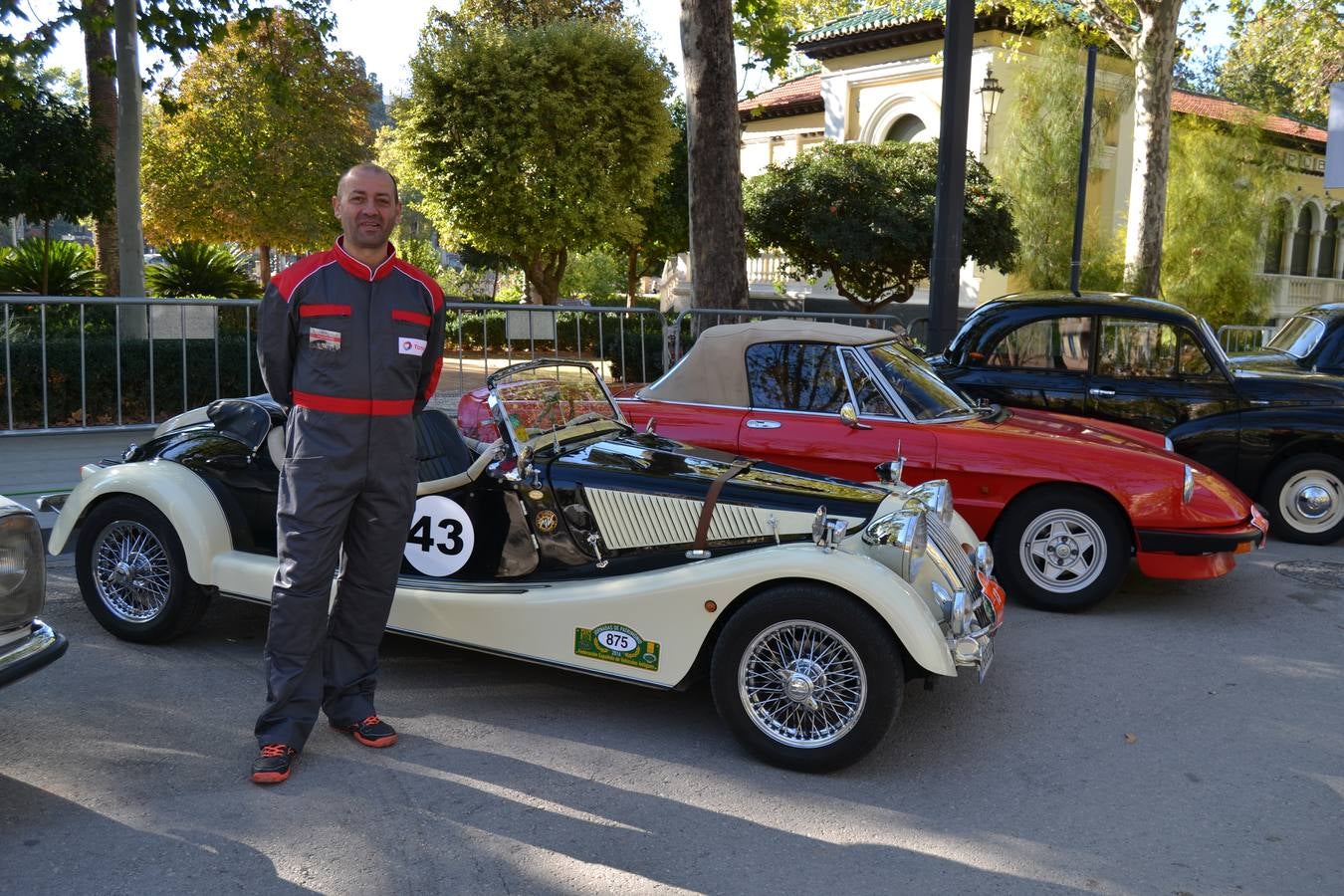 Casi cuarenta coches, entre antiguos y clásicos, han participado en la XIII Reale que ha tenido como principal novedad el incremento de gente vestida de época y las dos rutas urbanas, una con subida a la Abadía del Sacromonte y otra por Gran Vía, Constitución y Camino Ronda.
