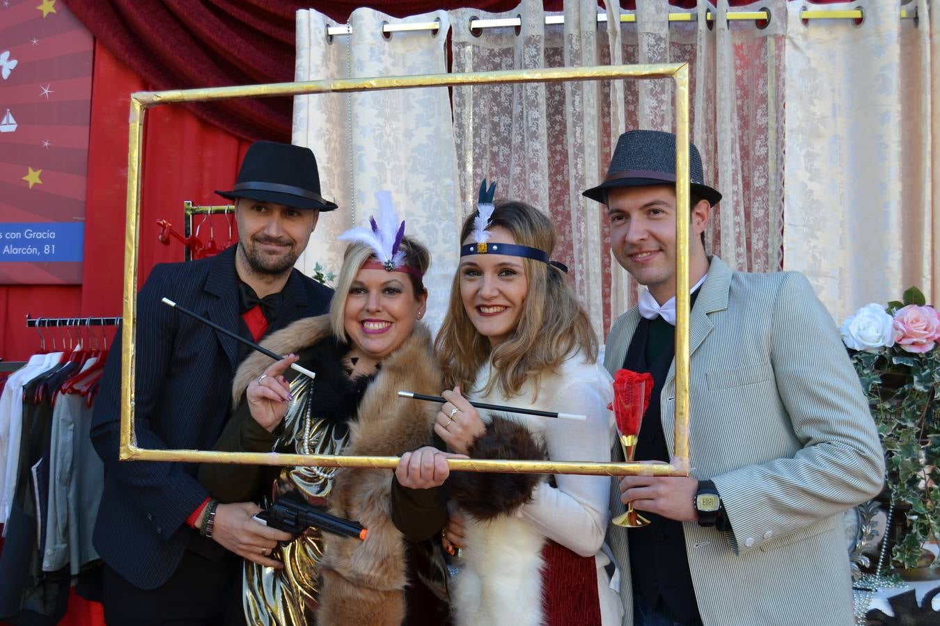 Casi cuarenta coches, entre antiguos y clásicos, han participado en la XIII Reale que ha tenido como principal novedad el incremento de gente vestida de época y las dos rutas urbanas, una con subida a la Abadía del Sacromonte y otra por Gran Vía, Constitución y Camino Ronda.