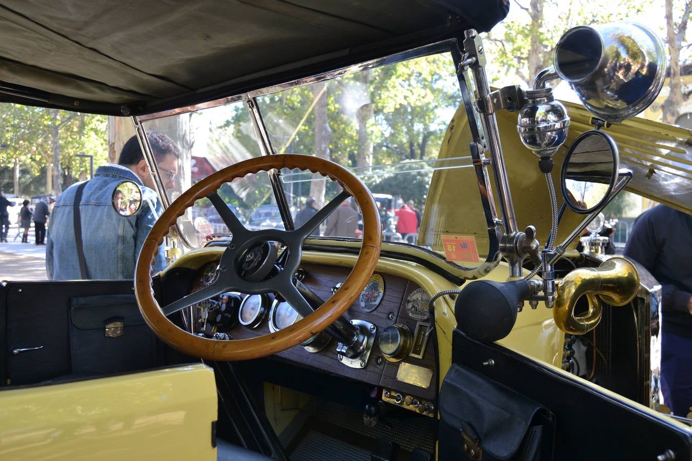 Casi cuarenta coches, entre antiguos y clásicos, han participado en la XIII Reale que ha tenido como principal novedad el incremento de gente vestida de época y las dos rutas urbanas, una con subida a la Abadía del Sacromonte y otra por Gran Vía, Constitución y Camino Ronda.