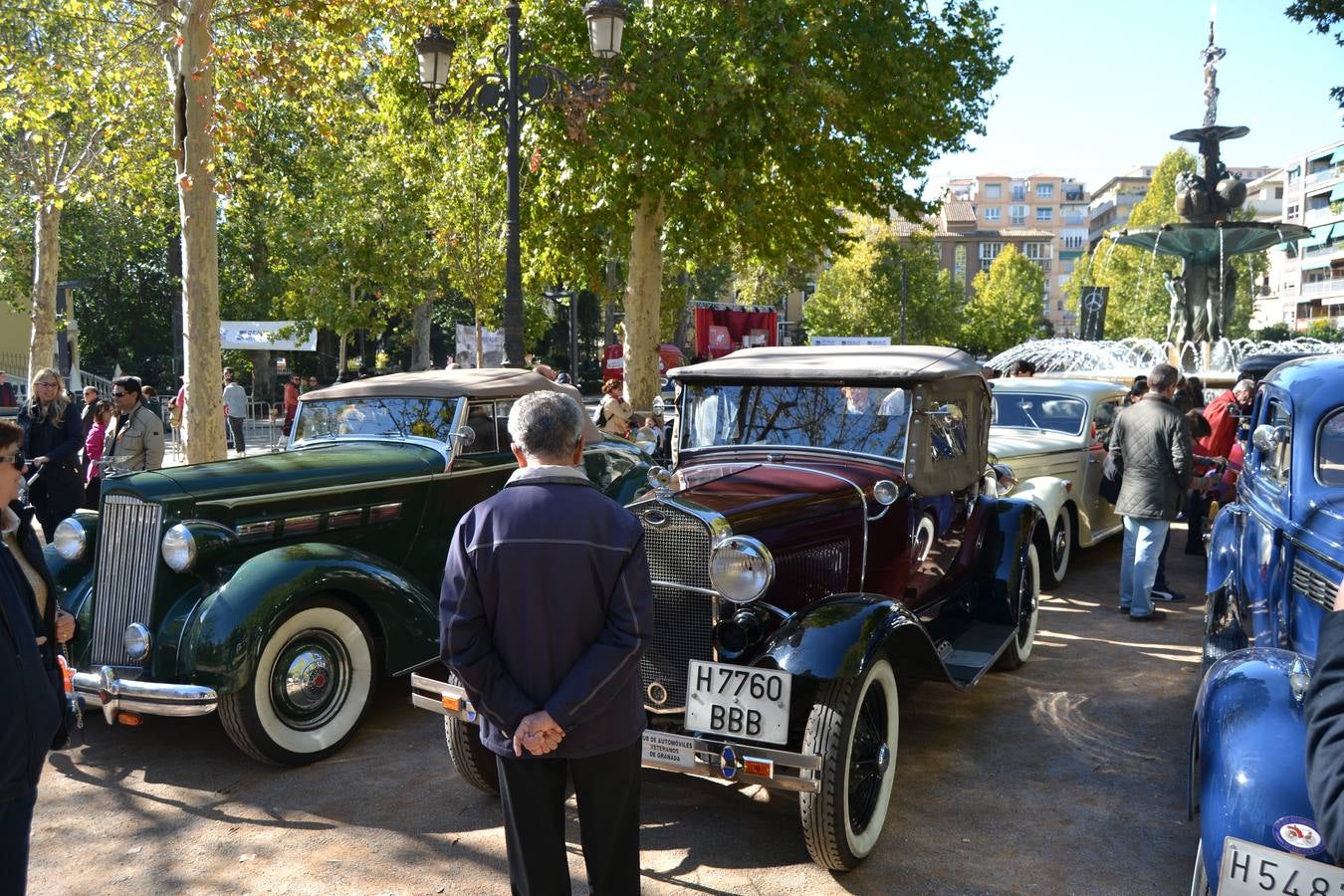 Casi cuarenta coches, entre antiguos y clásicos, han participado en la XIII Reale que ha tenido como principal novedad el incremento de gente vestida de época y las dos rutas urbanas, una con subida a la Abadía del Sacromonte y otra por Gran Vía, Constitución y Camino Ronda.