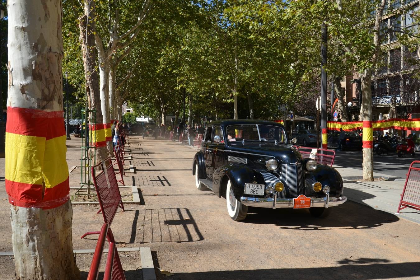 Casi cuarenta coches, entre antiguos y clásicos, han participado en la XIII Reale que ha tenido como principal novedad el incremento de gente vestida de época y las dos rutas urbanas, una con subida a la Abadía del Sacromonte y otra por Gran Vía, Constitución y Camino Ronda.