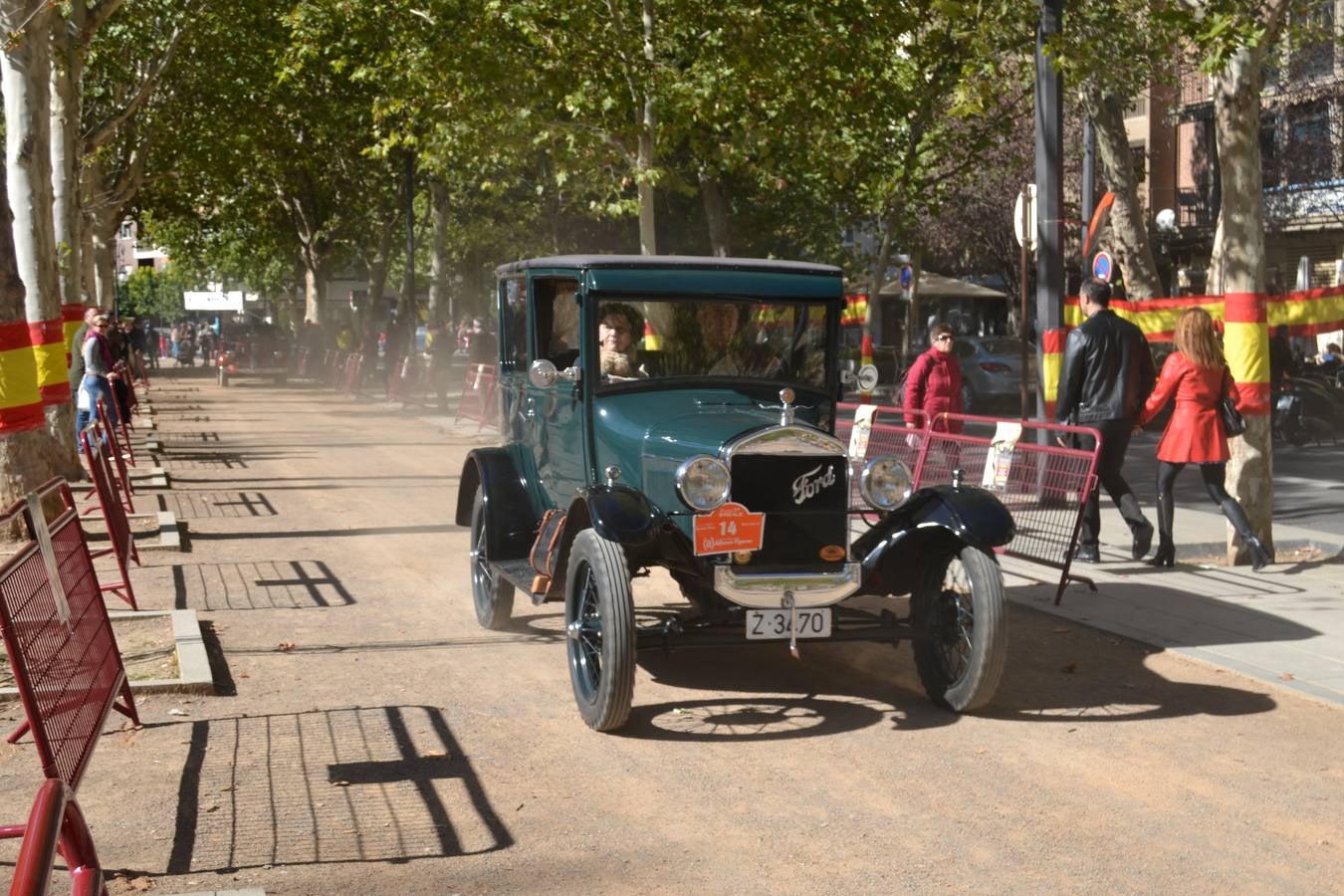 Casi cuarenta coches, entre antiguos y clásicos, han participado en la XIII Reale que ha tenido como principal novedad el incremento de gente vestida de época y las dos rutas urbanas, una con subida a la Abadía del Sacromonte y otra por Gran Vía, Constitución y Camino Ronda.