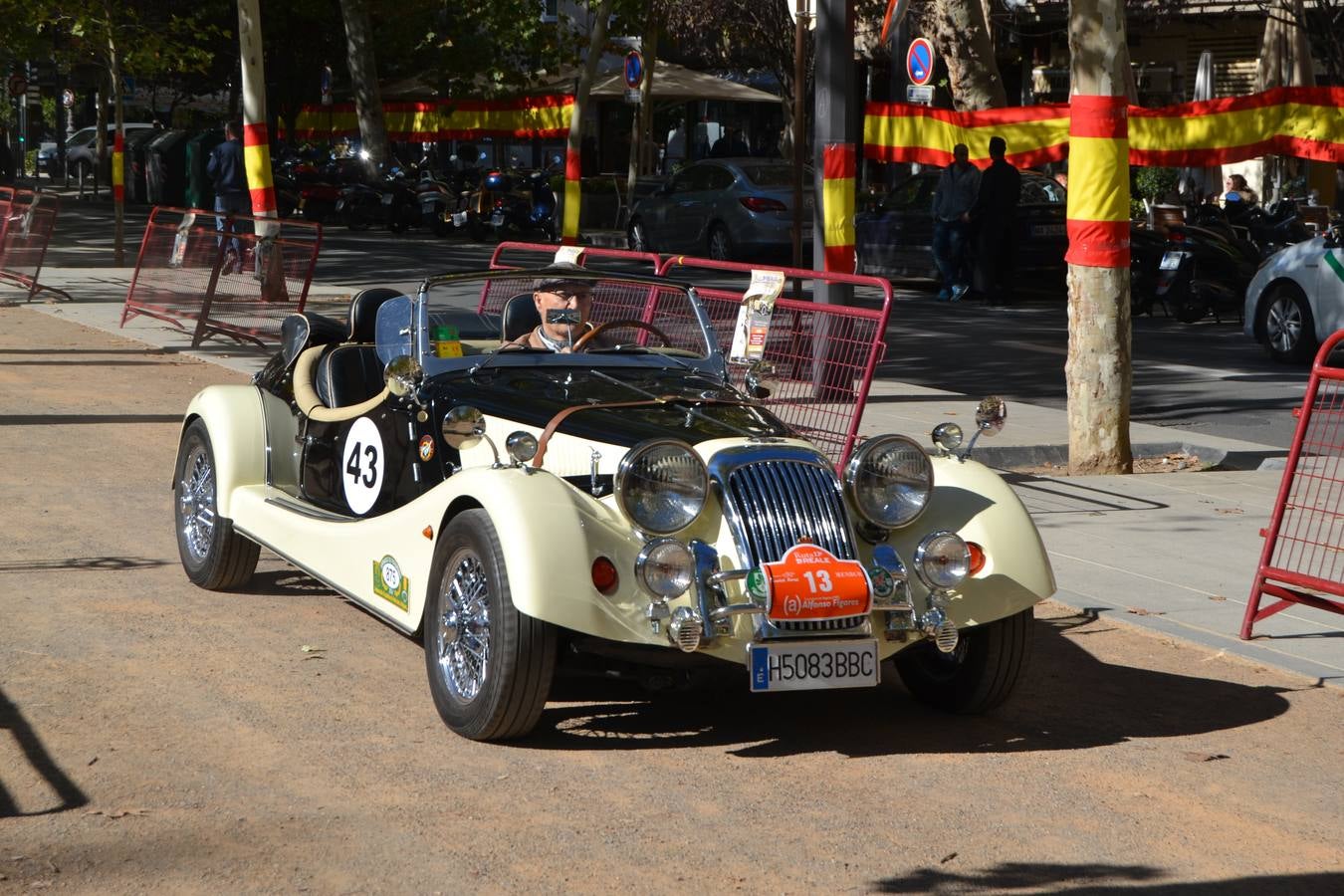 Casi cuarenta coches, entre antiguos y clásicos, han participado en la XIII Reale que ha tenido como principal novedad el incremento de gente vestida de época y las dos rutas urbanas, una con subida a la Abadía del Sacromonte y otra por Gran Vía, Constitución y Camino Ronda.