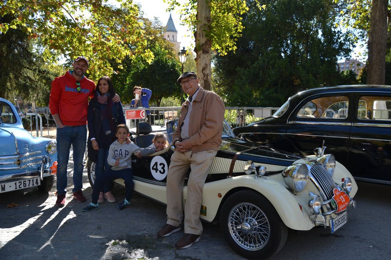 Casi cuarenta coches, entre antiguos y clásicos, han participado en la XIII Reale que ha tenido como principal novedad el incremento de gente vestida de época y las dos rutas urbanas, una con subida a la Abadía del Sacromonte y otra por Gran Vía, Constitución y Camino Ronda.