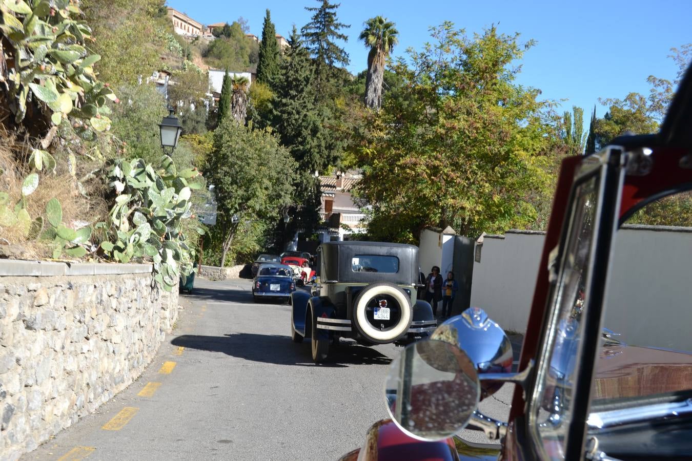 Casi cuarenta coches, entre antiguos y clásicos, han participado en la XIII Reale que ha tenido como principal novedad el incremento de gente vestida de época y las dos rutas urbanas, una con subida a la Abadía del Sacromonte y otra por Gran Vía, Constitución y Camino Ronda.