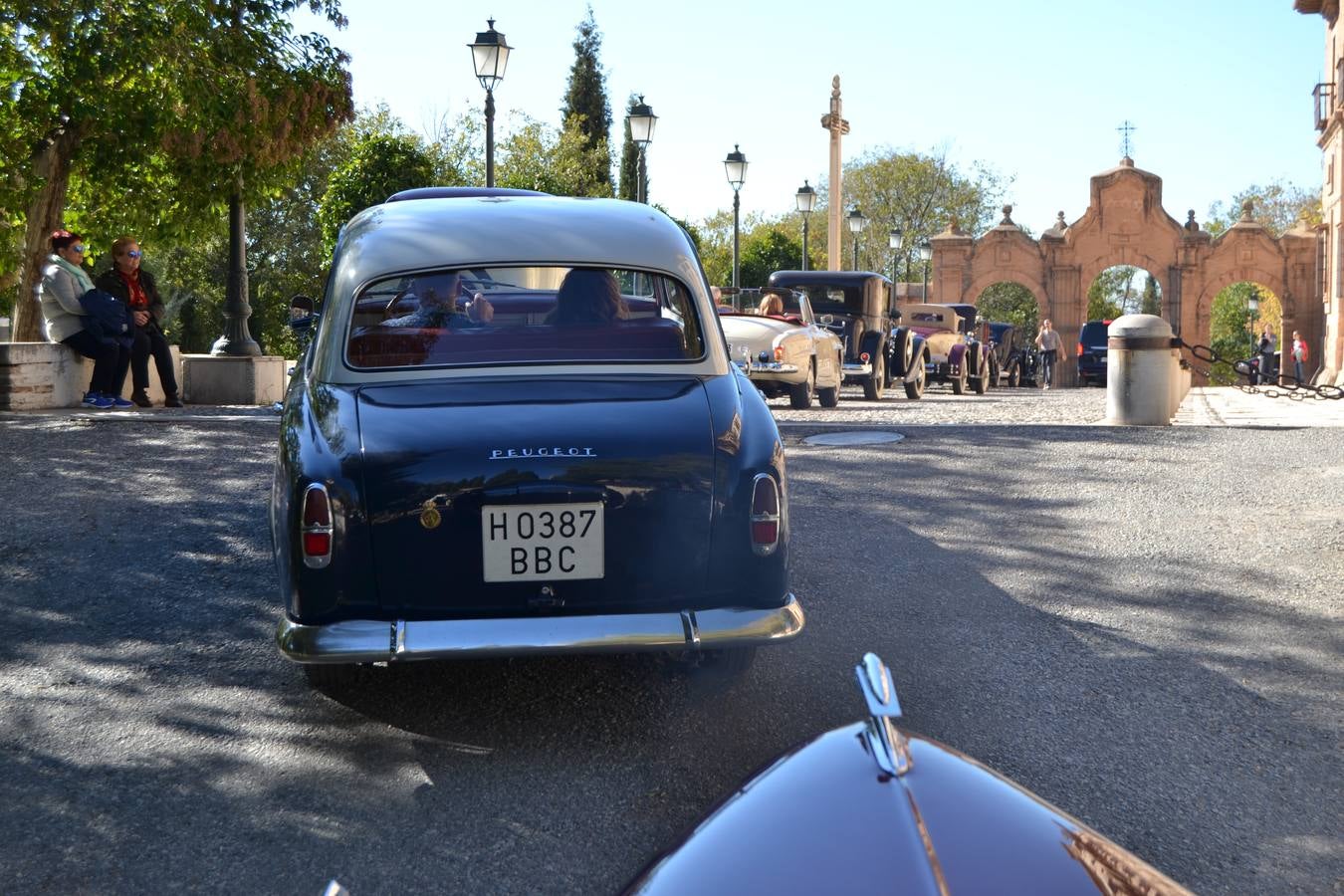 Casi cuarenta coches, entre antiguos y clásicos, han participado en la XIII Reale que ha tenido como principal novedad el incremento de gente vestida de época y las dos rutas urbanas, una con subida a la Abadía del Sacromonte y otra por Gran Vía, Constitución y Camino Ronda.