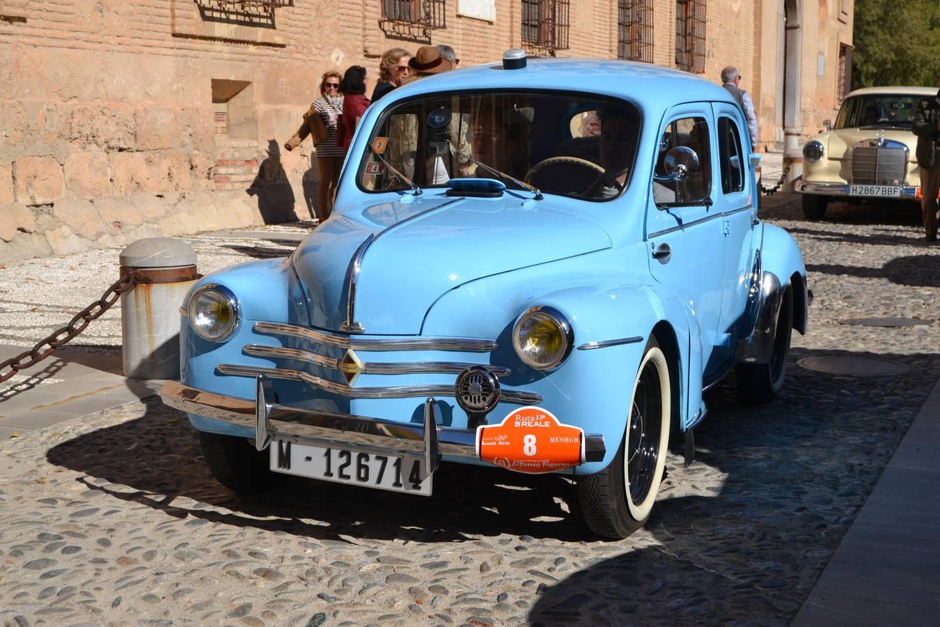Casi cuarenta coches, entre antiguos y clásicos, han participado en la XIII Reale que ha tenido como principal novedad el incremento de gente vestida de época y las dos rutas urbanas, una con subida a la Abadía del Sacromonte y otra por Gran Vía, Constitución y Camino Ronda.