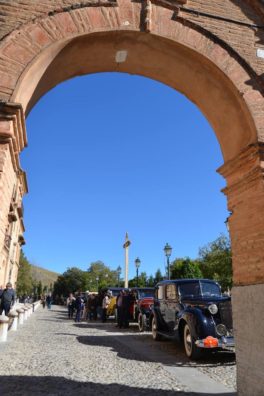 Casi cuarenta coches, entre antiguos y clásicos, han participado en la XIII Reale que ha tenido como principal novedad el incremento de gente vestida de época y las dos rutas urbanas, una con subida a la Abadía del Sacromonte y otra por Gran Vía, Constitución y Camino Ronda.