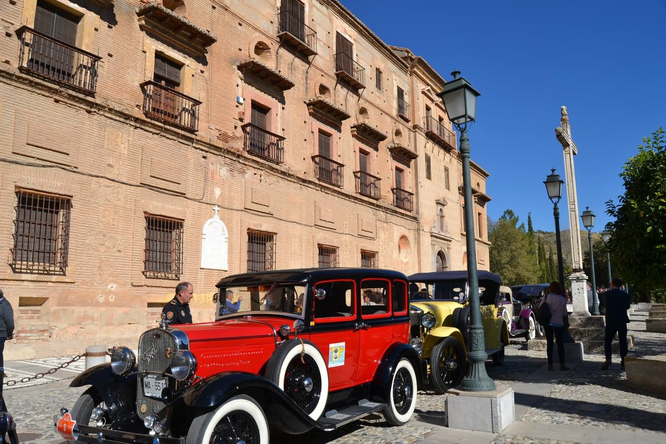 Casi cuarenta coches, entre antiguos y clásicos, han participado en la XIII Reale que ha tenido como principal novedad el incremento de gente vestida de época y las dos rutas urbanas, una con subida a la Abadía del Sacromonte y otra por Gran Vía, Constitución y Camino Ronda.