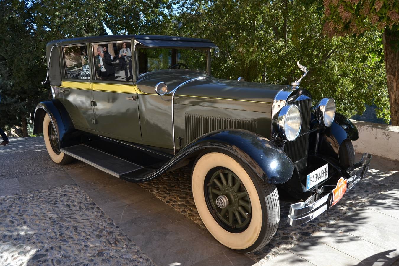 Casi cuarenta coches, entre antiguos y clásicos, han participado en la XIII Reale que ha tenido como principal novedad el incremento de gente vestida de época y las dos rutas urbanas, una con subida a la Abadía del Sacromonte y otra por Gran Vía, Constitución y Camino Ronda.