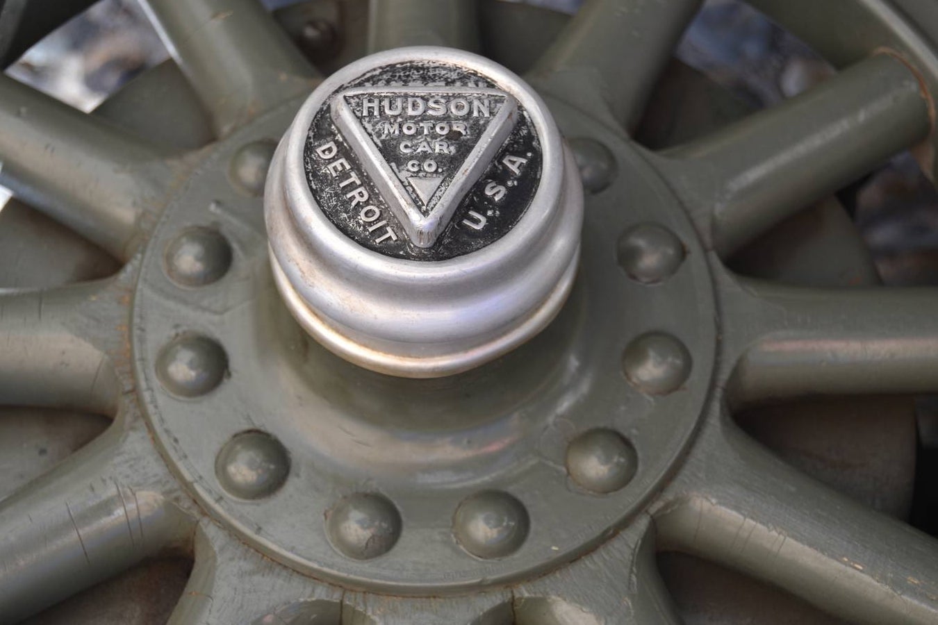 Casi cuarenta coches, entre antiguos y clásicos, han participado en la XIII Reale que ha tenido como principal novedad el incremento de gente vestida de época y las dos rutas urbanas, una con subida a la Abadía del Sacromonte y otra por Gran Vía, Constitución y Camino Ronda.