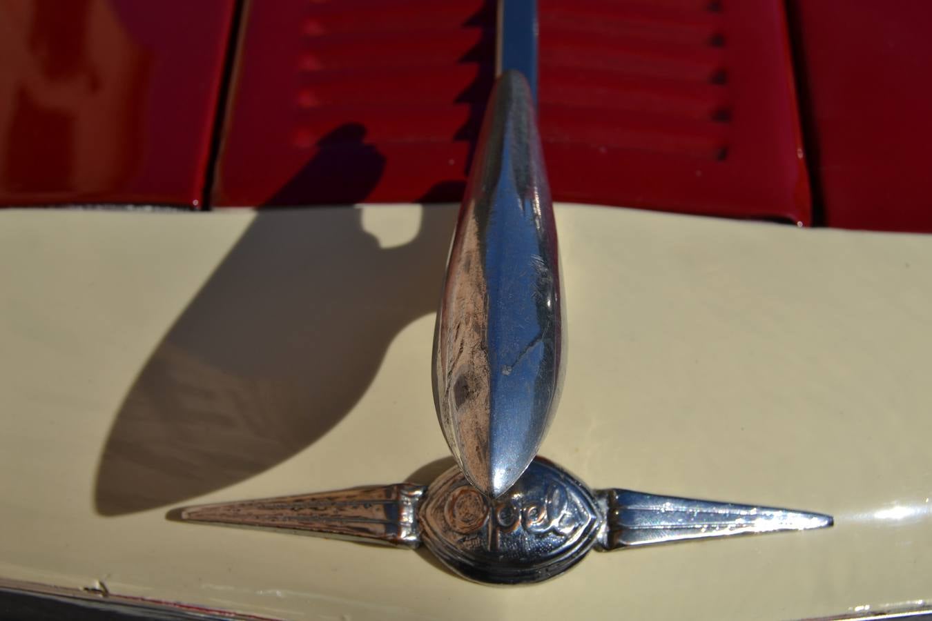 Casi cuarenta coches, entre antiguos y clásicos, han participado en la XIII Reale que ha tenido como principal novedad el incremento de gente vestida de época y las dos rutas urbanas, una con subida a la Abadía del Sacromonte y otra por Gran Vía, Constitución y Camino Ronda.