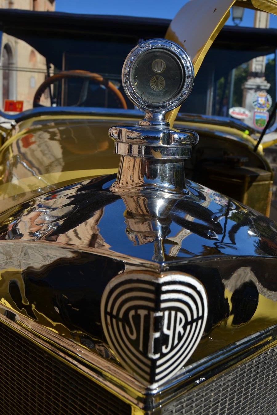 Casi cuarenta coches, entre antiguos y clásicos, han participado en la XIII Reale que ha tenido como principal novedad el incremento de gente vestida de época y las dos rutas urbanas, una con subida a la Abadía del Sacromonte y otra por Gran Vía, Constitución y Camino Ronda.