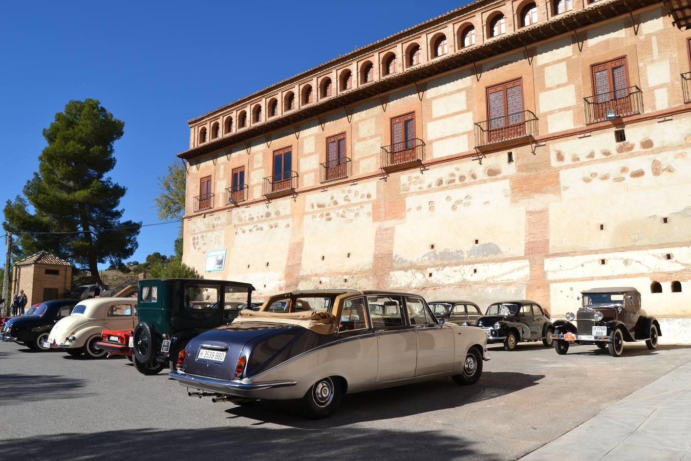 Casi cuarenta coches, entre antiguos y clásicos, han participado en la XIII Reale que ha tenido como principal novedad el incremento de gente vestida de época y las dos rutas urbanas, una con subida a la Abadía del Sacromonte y otra por Gran Vía, Constitución y Camino Ronda.