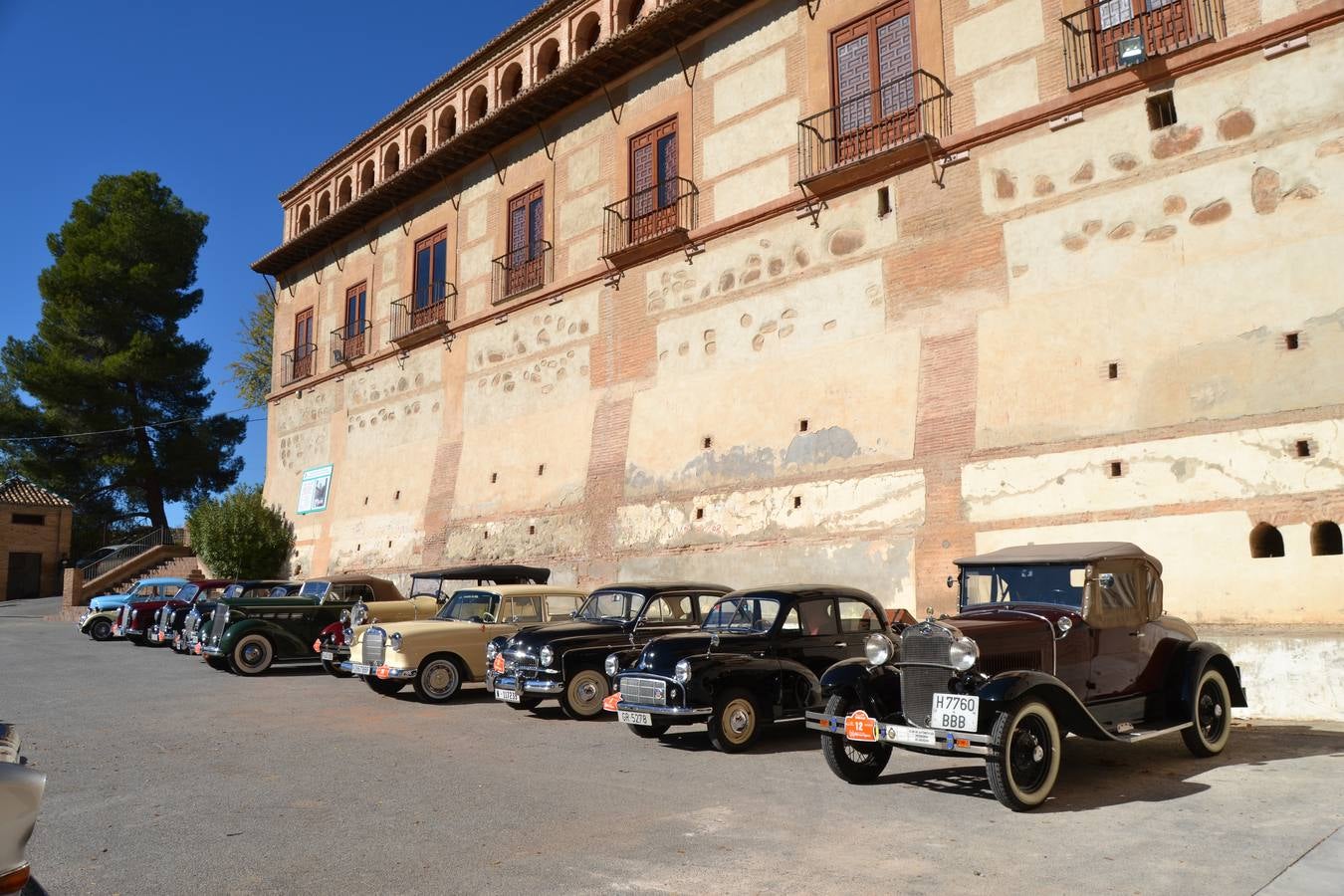 Casi cuarenta coches, entre antiguos y clásicos, han participado en la XIII Reale que ha tenido como principal novedad el incremento de gente vestida de época y las dos rutas urbanas, una con subida a la Abadía del Sacromonte y otra por Gran Vía, Constitución y Camino Ronda.