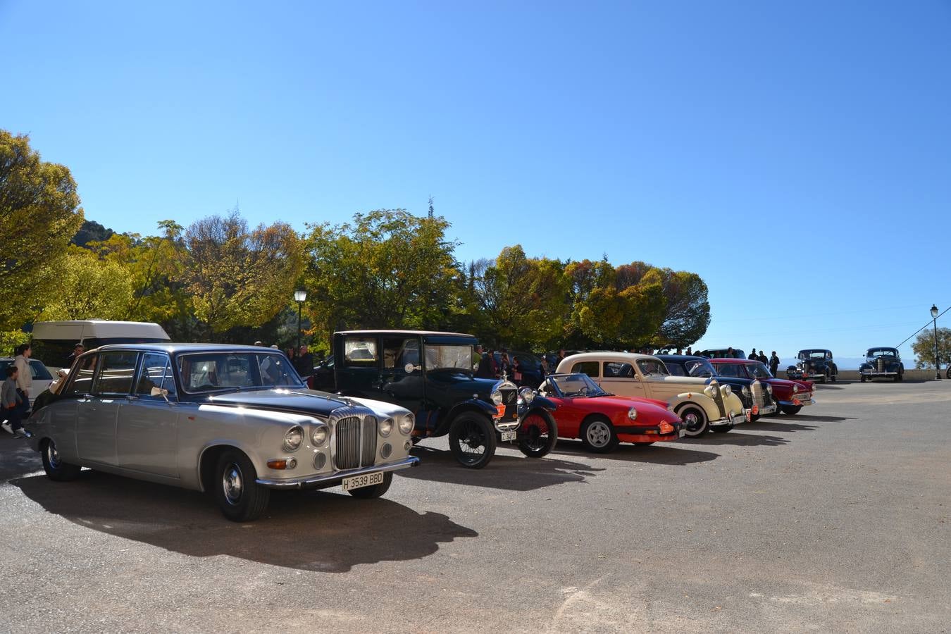 Casi cuarenta coches, entre antiguos y clásicos, han participado en la XIII Reale que ha tenido como principal novedad el incremento de gente vestida de época y las dos rutas urbanas, una con subida a la Abadía del Sacromonte y otra por Gran Vía, Constitución y Camino Ronda.
