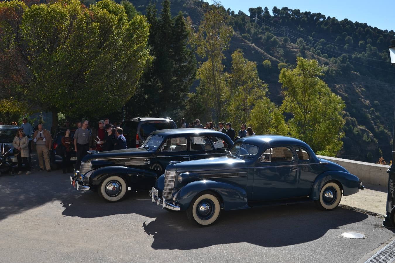 Casi cuarenta coches, entre antiguos y clásicos, han participado en la XIII Reale que ha tenido como principal novedad el incremento de gente vestida de época y las dos rutas urbanas, una con subida a la Abadía del Sacromonte y otra por Gran Vía, Constitución y Camino Ronda.