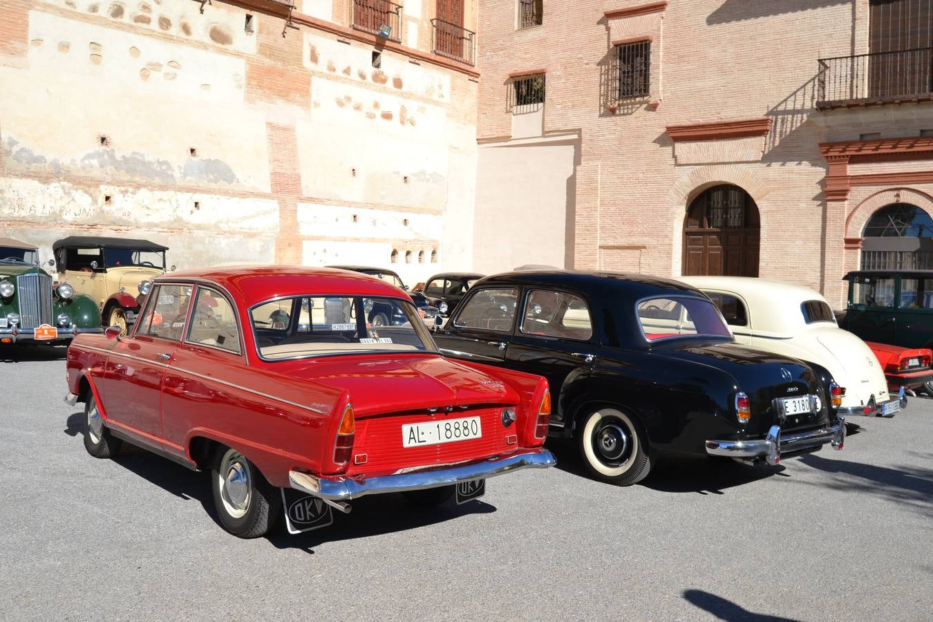 Casi cuarenta coches, entre antiguos y clásicos, han participado en la XIII Reale que ha tenido como principal novedad el incremento de gente vestida de época y las dos rutas urbanas, una con subida a la Abadía del Sacromonte y otra por Gran Vía, Constitución y Camino Ronda.