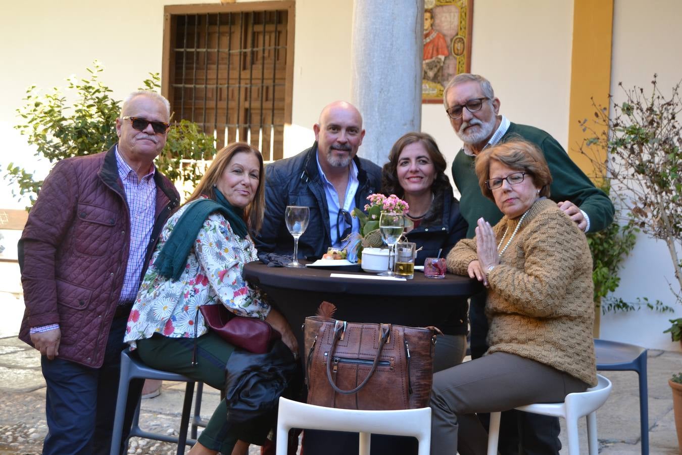 Casi cuarenta coches, entre antiguos y clásicos, han participado en la XIII Reale que ha tenido como principal novedad el incremento de gente vestida de época y las dos rutas urbanas, una con subida a la Abadía del Sacromonte y otra por Gran Vía, Constitución y Camino Ronda.