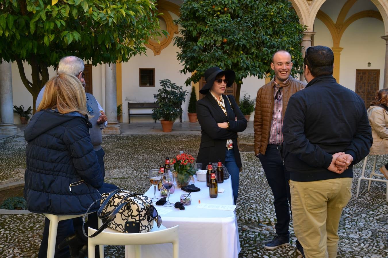Casi cuarenta coches, entre antiguos y clásicos, han participado en la XIII Reale que ha tenido como principal novedad el incremento de gente vestida de época y las dos rutas urbanas, una con subida a la Abadía del Sacromonte y otra por Gran Vía, Constitución y Camino Ronda.