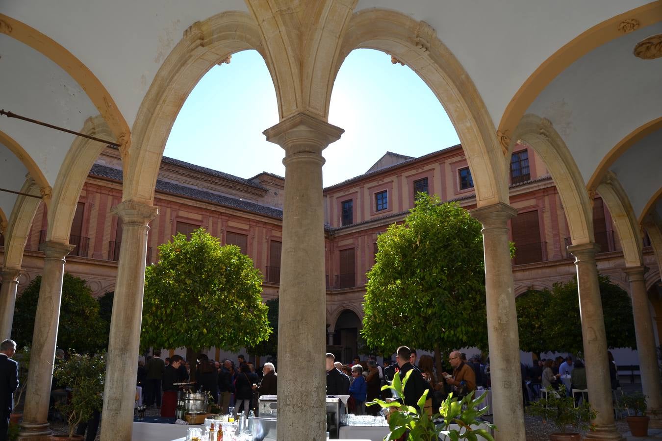 Casi cuarenta coches, entre antiguos y clásicos, han participado en la XIII Reale que ha tenido como principal novedad el incremento de gente vestida de época y las dos rutas urbanas, una con subida a la Abadía del Sacromonte y otra por Gran Vía, Constitución y Camino Ronda.