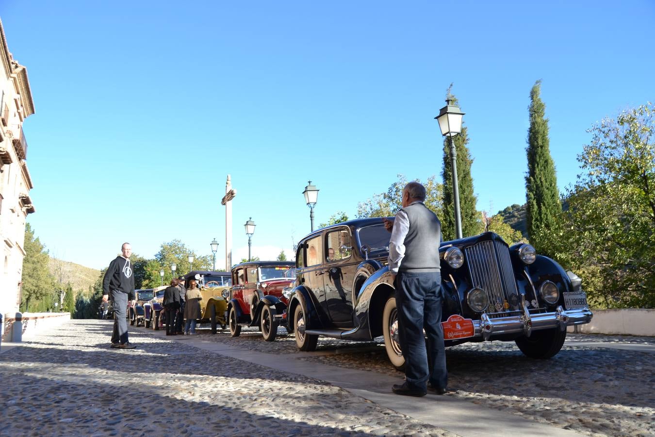 Casi cuarenta coches, entre antiguos y clásicos, han participado en la XIII Reale que ha tenido como principal novedad el incremento de gente vestida de época y las dos rutas urbanas, una con subida a la Abadía del Sacromonte y otra por Gran Vía, Constitución y Camino Ronda.
