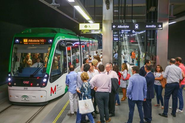 Decenas de usuarios esperan en una parada del metro.