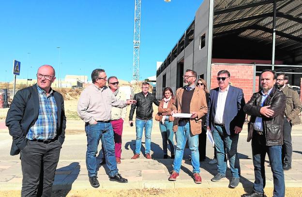 Visita del delegado de Fomento, Rafael Valdivielso, al polígono industrial de Torredonjimeno.