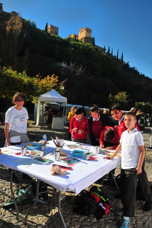 Escolares de las escuelas del Ave María, participan en los talleres de pintura.