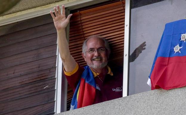 Antonio Ledezma saluda desde su domicilio en Caracas.