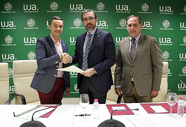 Francisco Manuel Ruiz García, Juan Gómez y Rafael Cabrera, tras la firma del convenio.