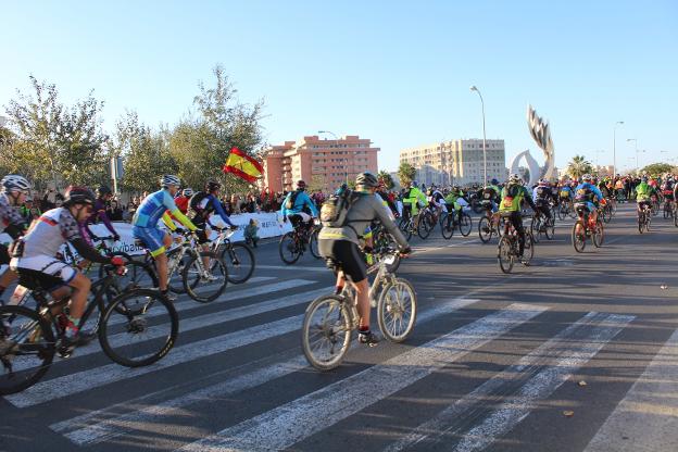 Los ciclistas arrancaron con fuerza los 100 km.