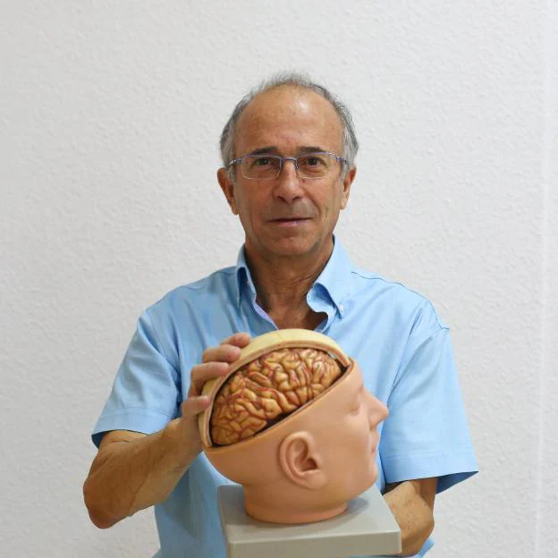 El doctor Rafael González posa en su consulta en la calle Melchor Almagro.