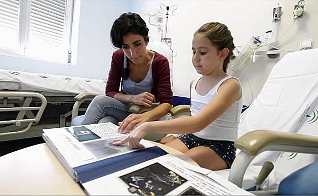 A pie de cama: un museo convertido en libro para acercar el arte a niños hospitalizados