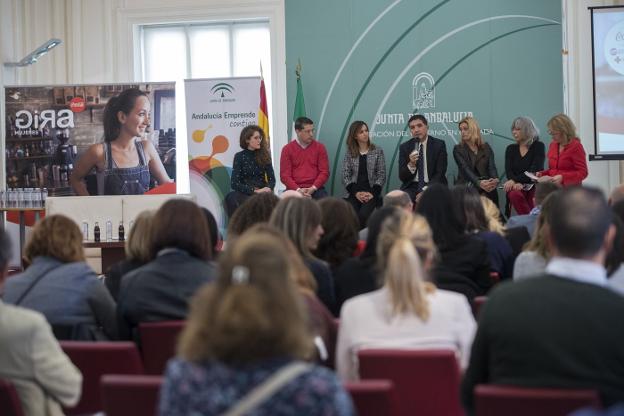 De izquierda a derecha, Lorena Romero, Juanjo Manzano, Ana Callol, Gaspar Llanes, Montserrat Reyes, Marisa Soleto y Encarna Ximénez.