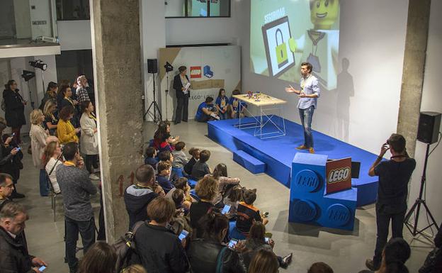 Presentación de Lego Life.