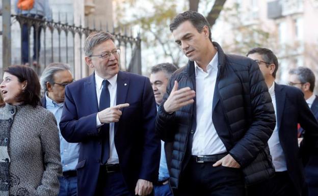El secretario general del PSOE, Pedro Sánchez (d) y el presidente de la Generalitat Valenciana, Ximo Puig (i).