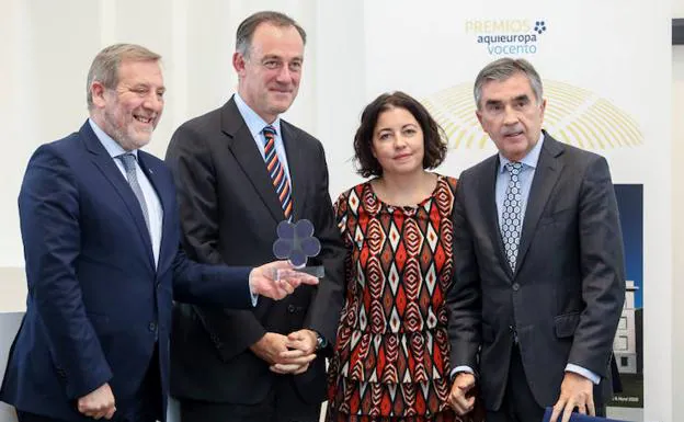 Premio al Camino de Santiago. A la derecha de la foto, Iñaki Arechabaleta. 